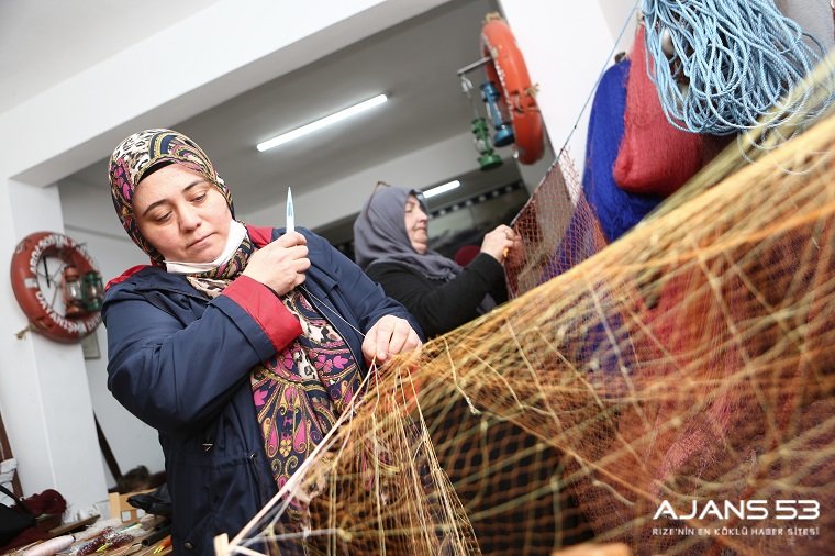 Karadeniz'de kadınları ağ örerek balıkçı eşlerine destek oluyor